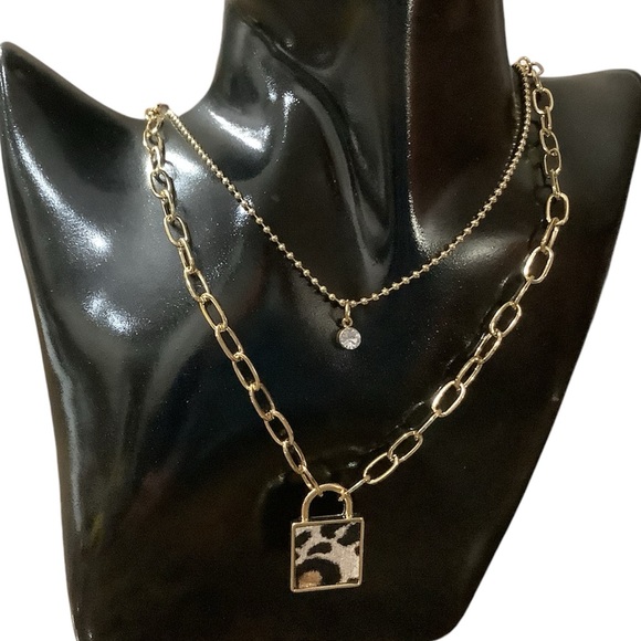 💥2/$24 or 3/$30💥 double layer gold tone  necklace with rhinestone & leopard. NWT - Picture 3 of 6